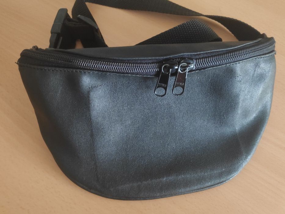 Bolsa de cintura em pele