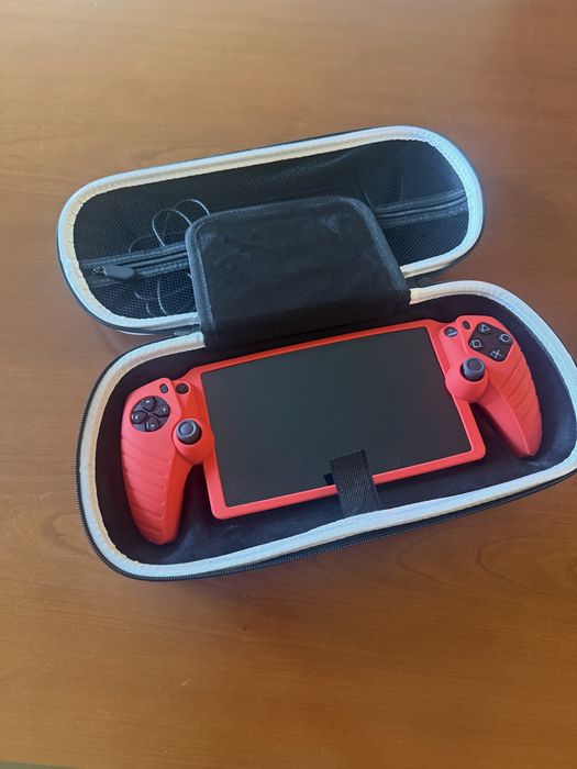PlayStation Portal Remote Player (Preto) + Bolsa de Transporte Rígida + Caixa + Proteção em silicone em vermelho