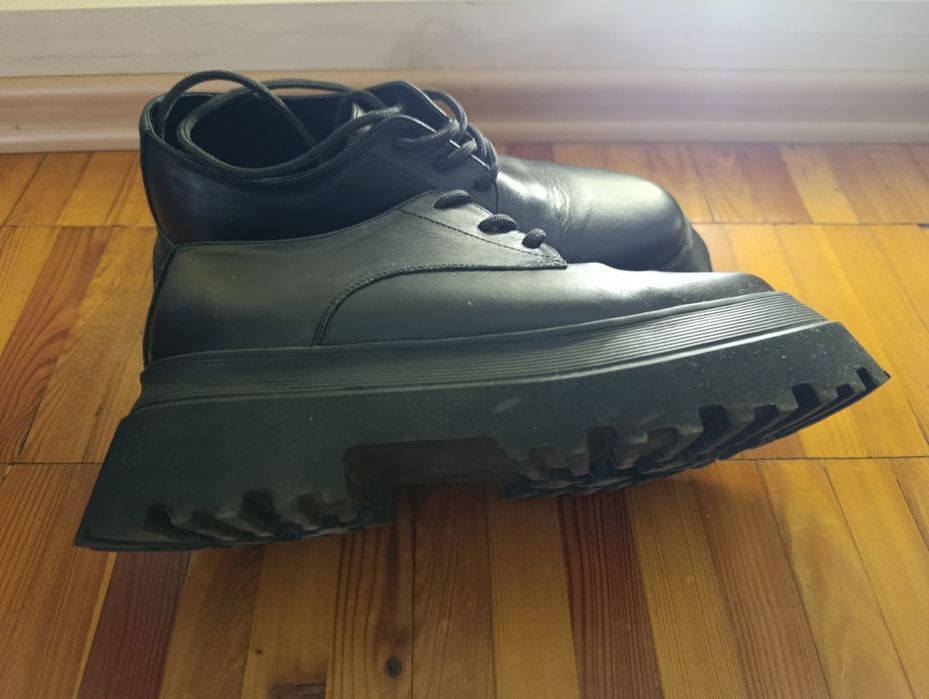 Туфлі в стилі дербі, лофери на масивній підошві з натуральної шкіри.