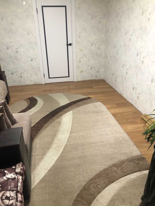 Килим овальної форми в гарному стані,розмір 2/4