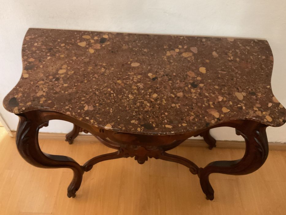 Mesa estilo Luis XVI com tampo em pedra