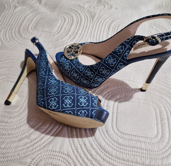 Sapato de salto guess