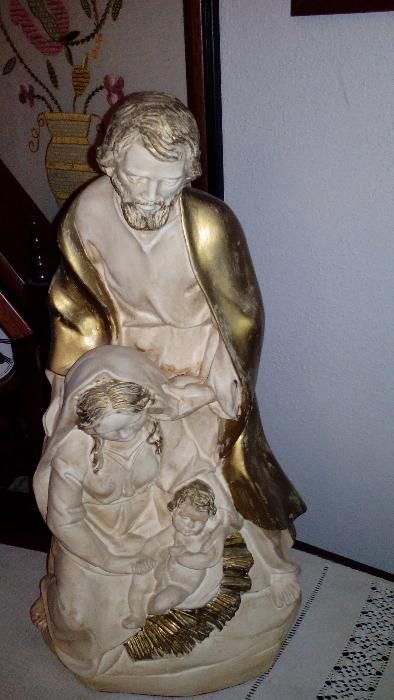 Sagrada Família em bege e dourado