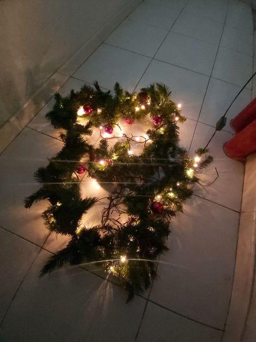 Grinaldas com luzes e bolas natal