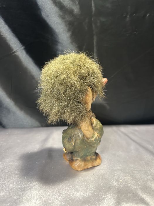 Troll z rękami w zielonych spodenkach norweska figurka