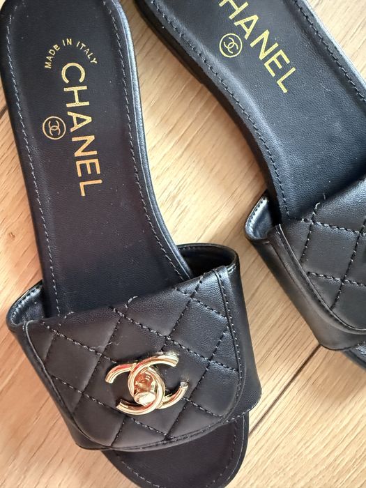 Шльопанці в стилі Chanel