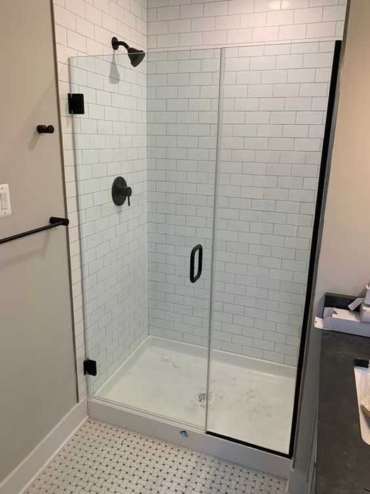 Кабіна душова, перегородка, двері або шторка з гартованого скла.