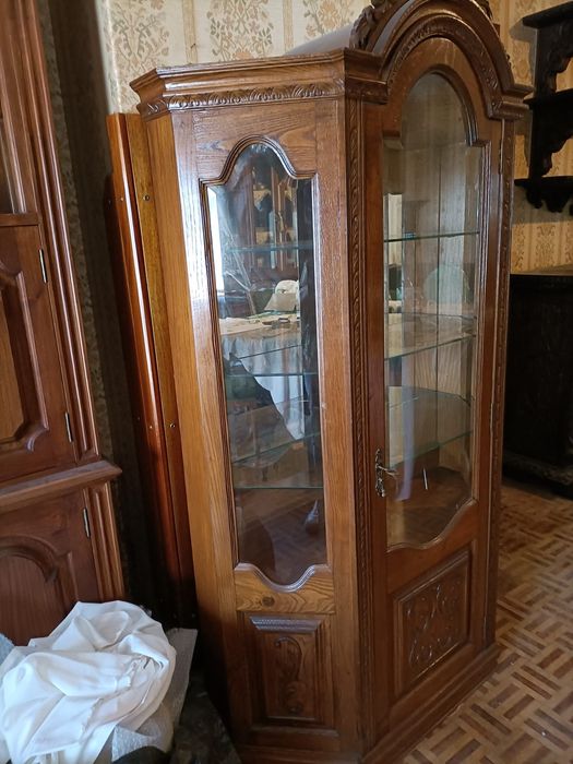 Cristaleira em madeira e vidro