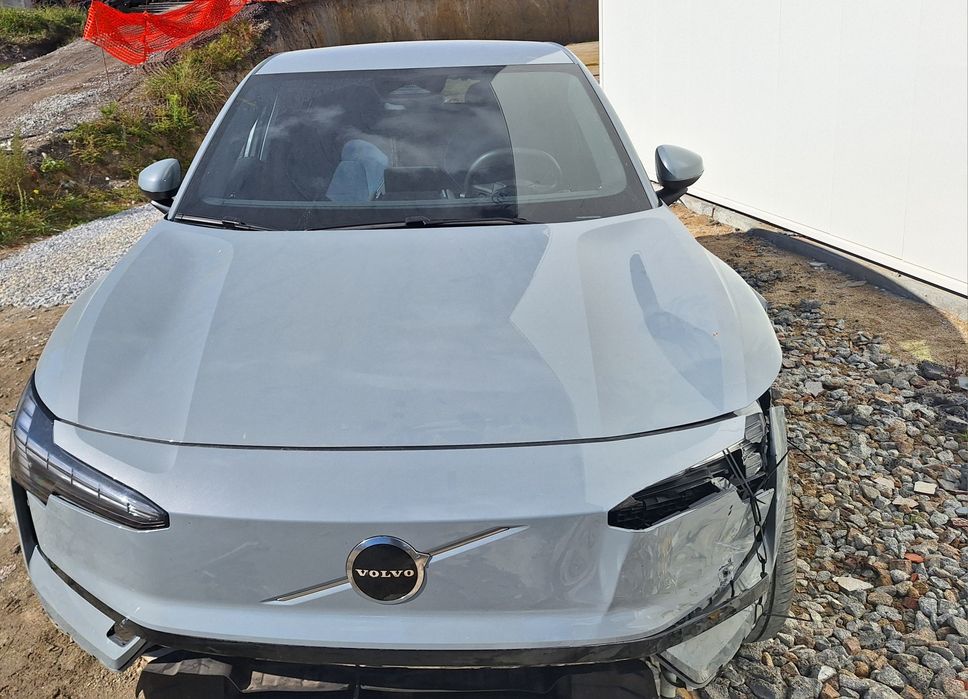 VOLVO EX30 sinistrado 2025 — photo 2