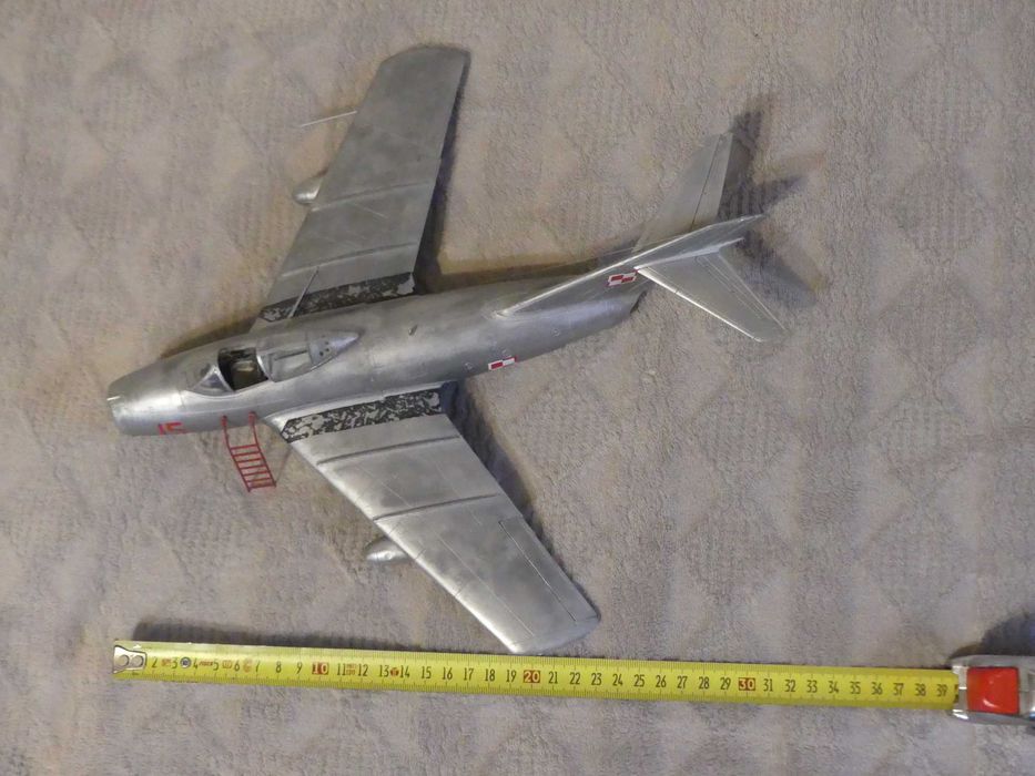 Model samolotu MiG 15 plastikowy sklejany z otwartą kabiną