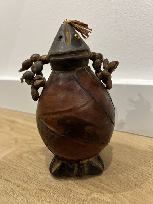 Estatueta Antiga / Figura Tribal Decorativa em Cabaça e Madeira - Peça Únic