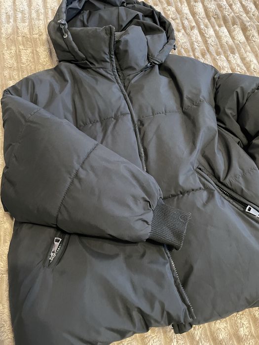 Чорна зимова куртка