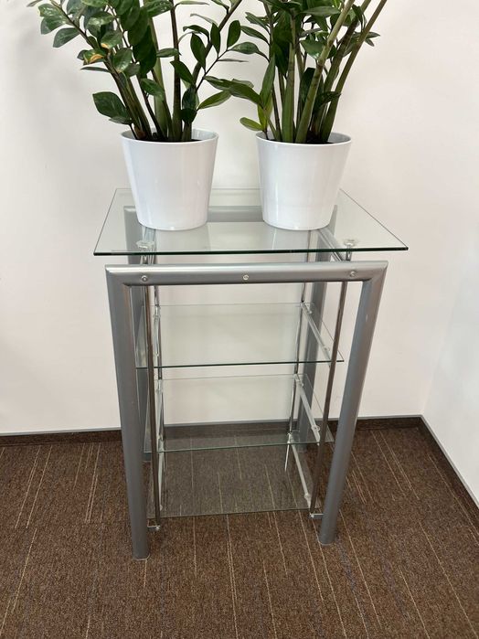 Stolik ze szklanymi półkami