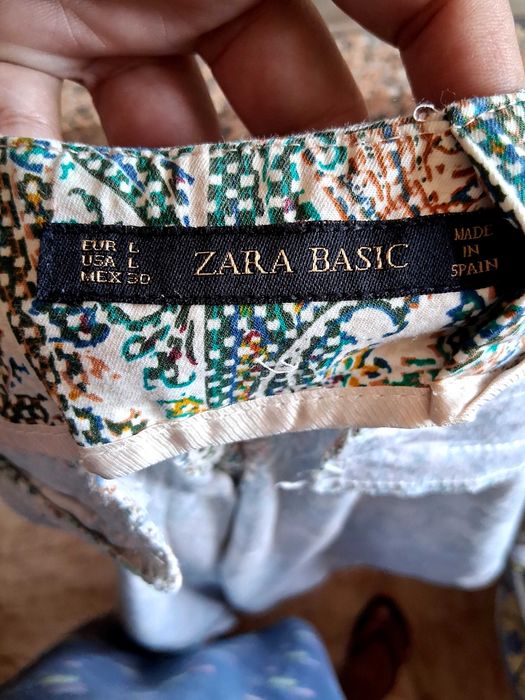 Calça e blusa Zara.