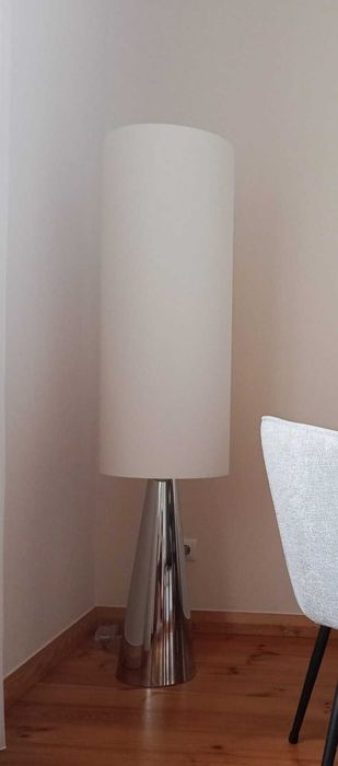 Lampa stojąca podłogowa