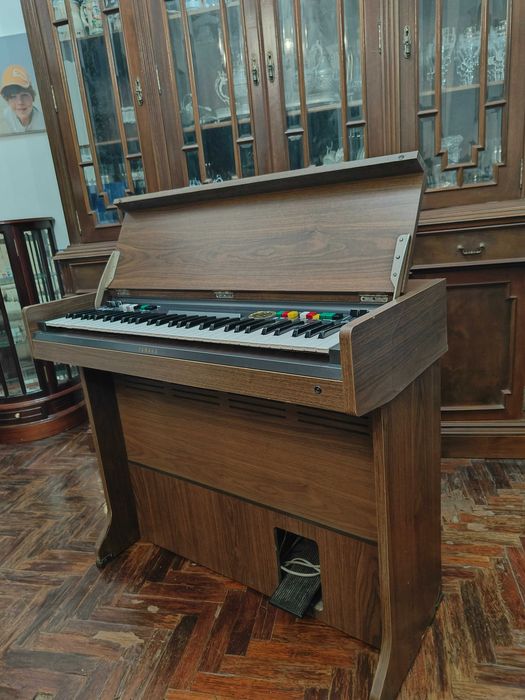 Orgão + Banco YAMAHA, modelo CN - 70