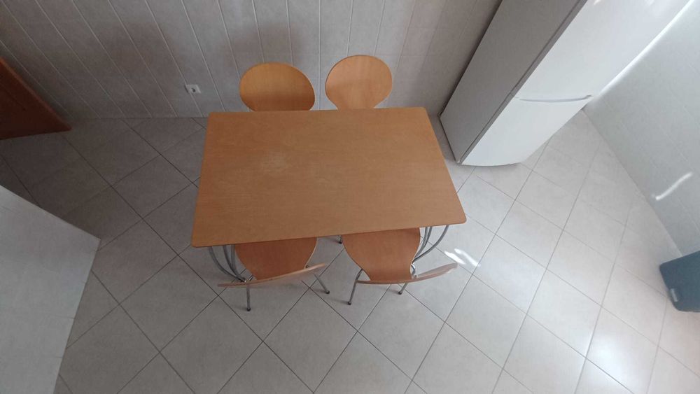 Mesa de cozinha com 4 cadeiras