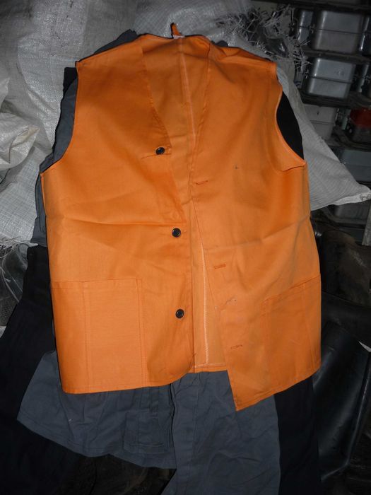 Спецодежда,  халаты, жилеты, очки, калоши, нарукавники, иглы и т.д