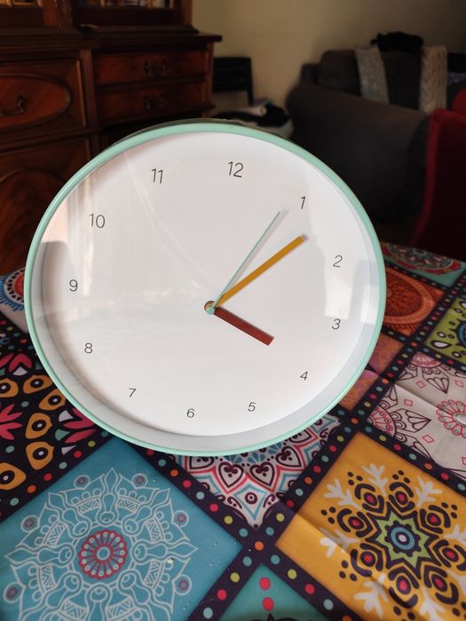 Relógio de parede bem conservado.