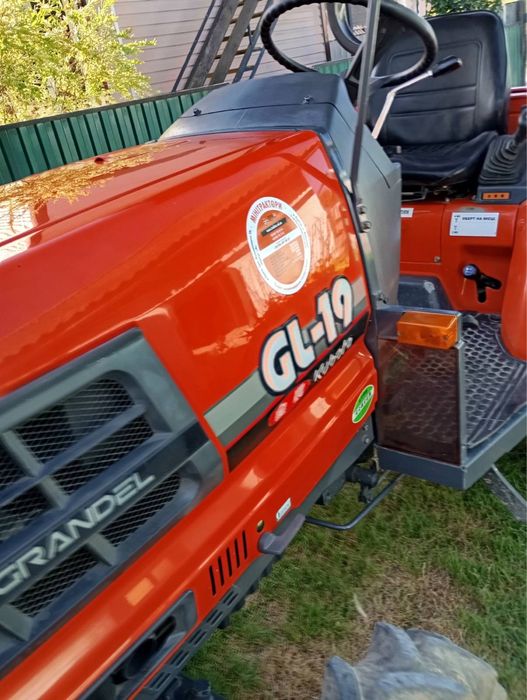В ціну входить трактор Kubota GL-19, плуг, косарка та фриза