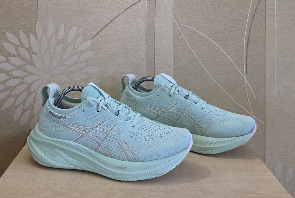 Бігові кросівки Asics Gel-Nimbus 26 оригінал розмір 41.5