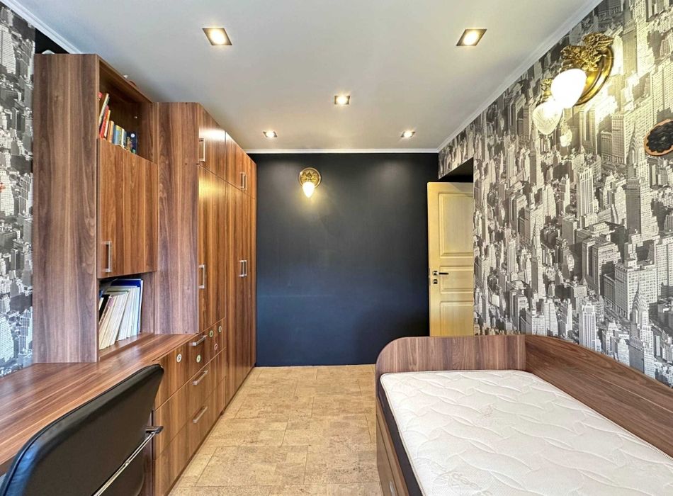 Продам 4к Красный камень, кирпич