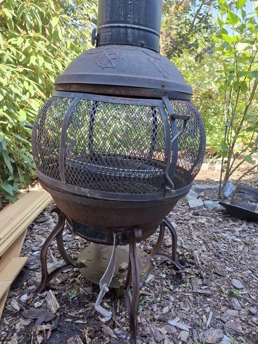 Żeliwny kominek ogrodowy z funkcją grilla / Piecyk Tarasowy Chimenea