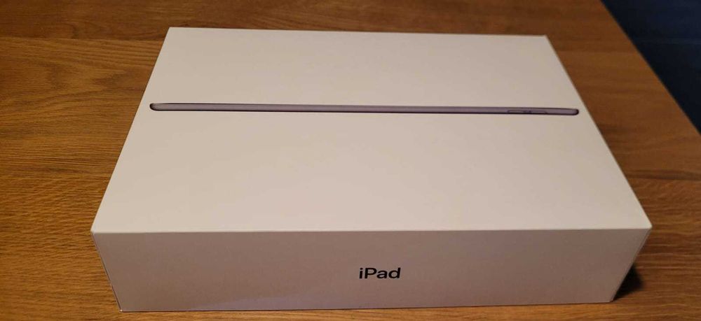 iPad 7th gen Wi-Fi 32 GB space gray + klawiatura Logitech Combo Touch