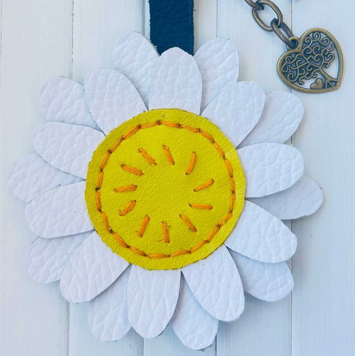 Brelok skórzany rumianek do kluczy zawieszka do torebki, handmade