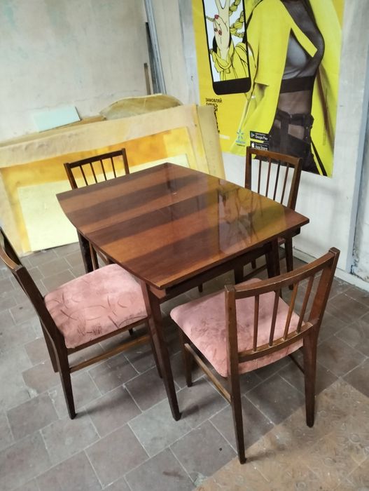 После перетяжки продаются стулья