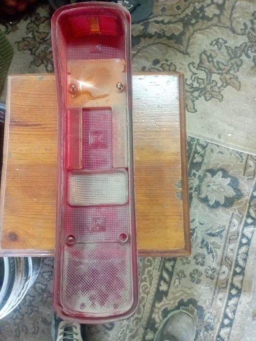 Продам стекло правое заднего фонаря Volvo