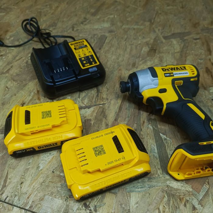Zakrętarka dewalt dcf787