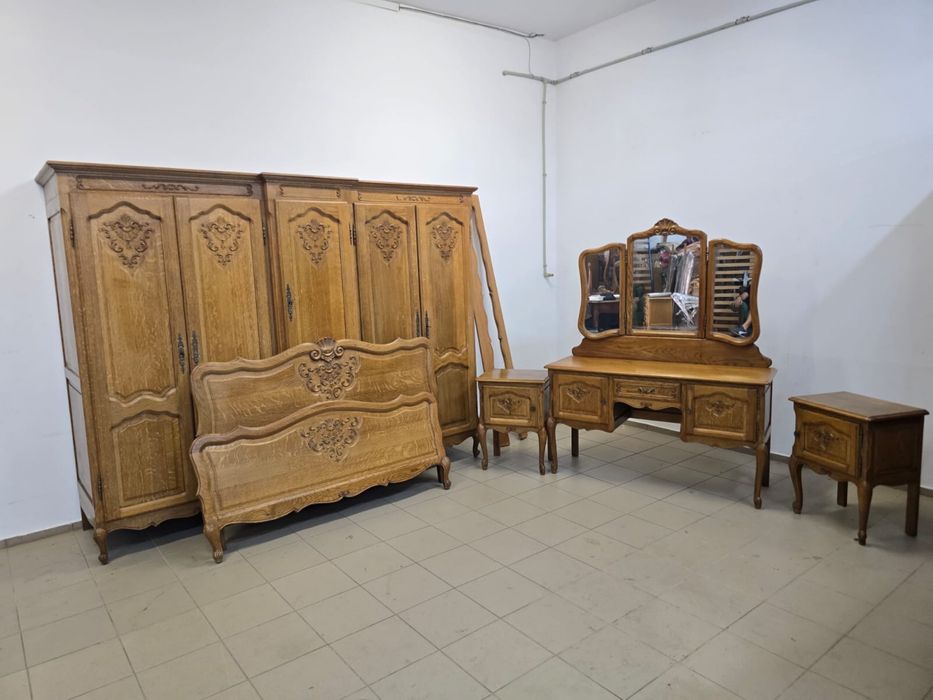 Klasyczna sypialnia w stylu ludwikowskim z dużą szafą. Transport cały kraj