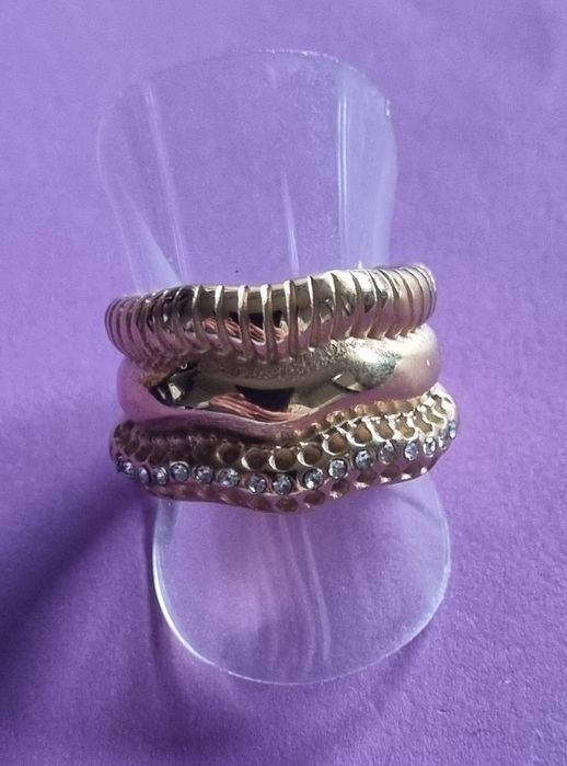 Anel dourado, em aço inoxidável, com zirconias. T17