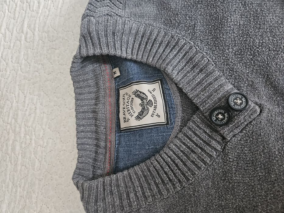 Sweter męski szary z guzikami przy dekolcie