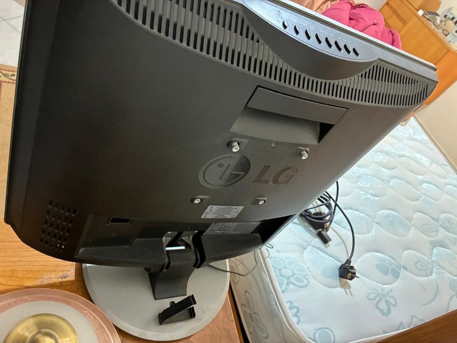 Televisão LG cinzenta