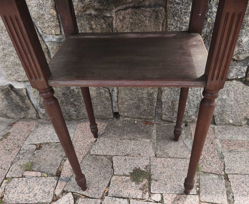 Mesa antiga alta