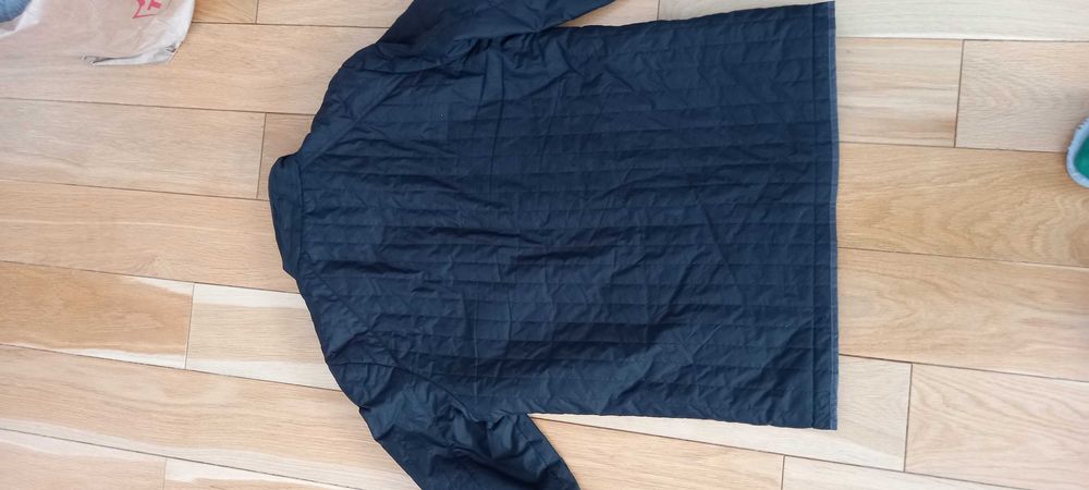 Męska, taliowana kurtka.