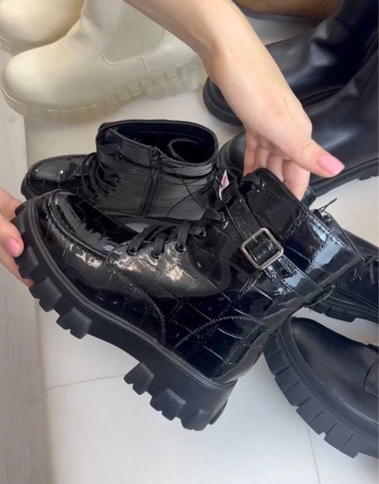 Ботінки жіночі лакові