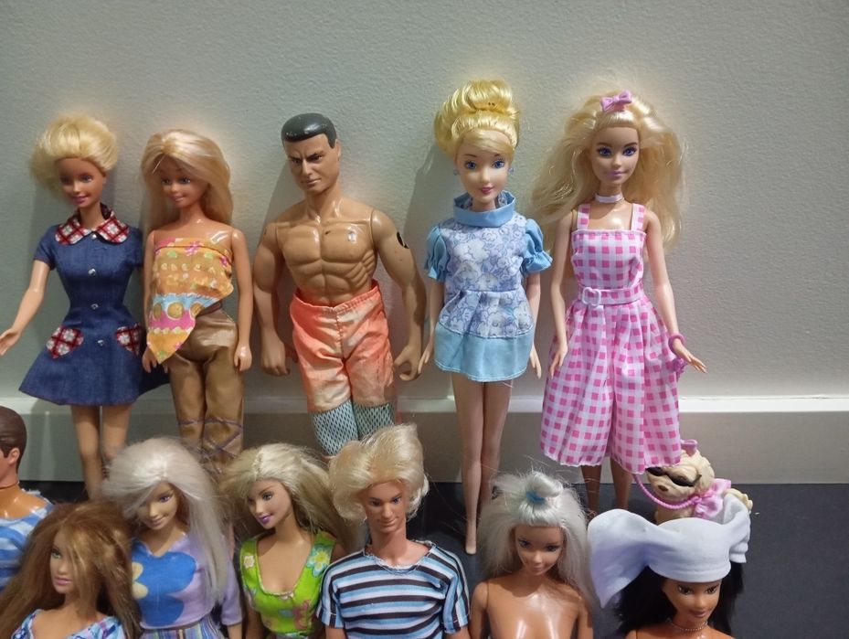 Conjunto de 12 Barbies e Kens
