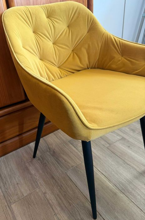 Poltrona de veludo amarela