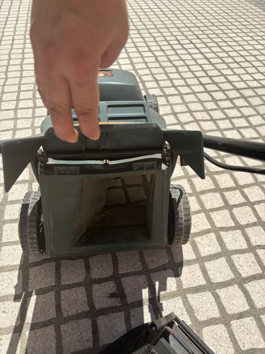 Máquina de cortar relva .