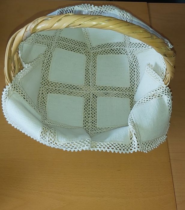 Cesto em vime mais pano.