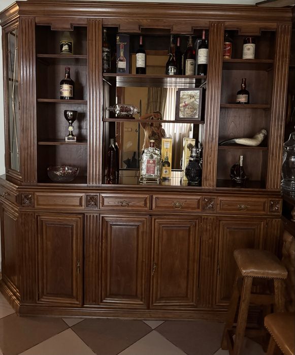 Bar e móvel com vitrinas