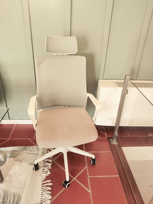 Cadeira ergonómica branca com apoio de cabeça