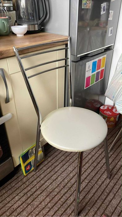 2 krzesła i taboret