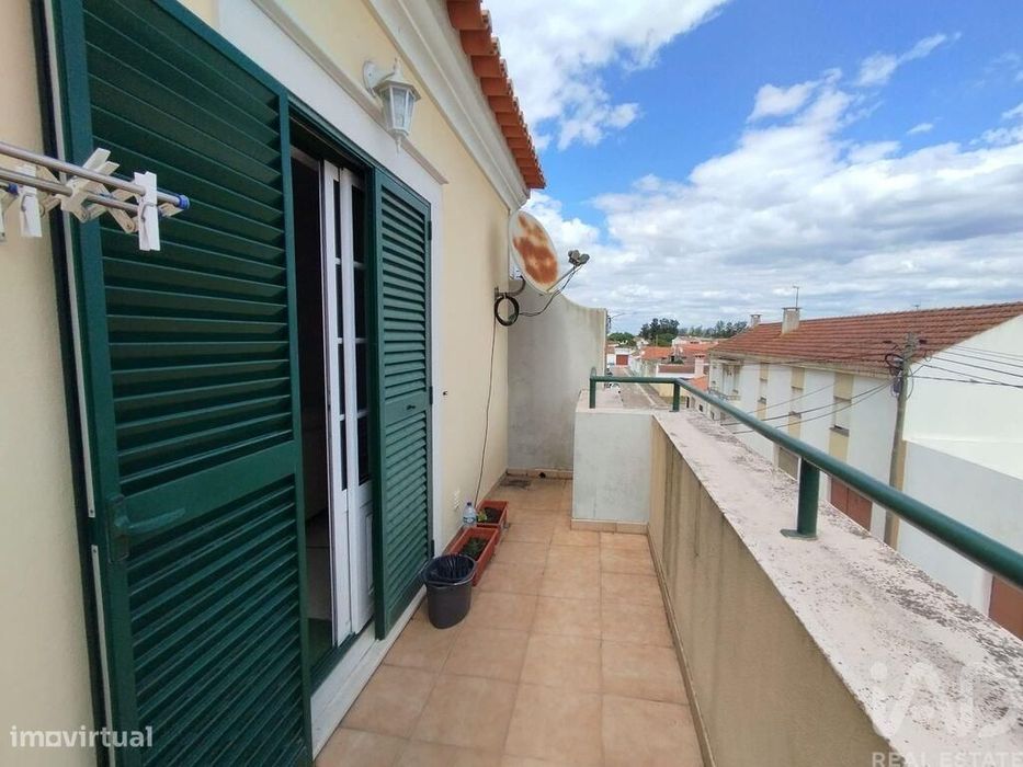 Apartamento T2 em Almeirim de 163,00 m2