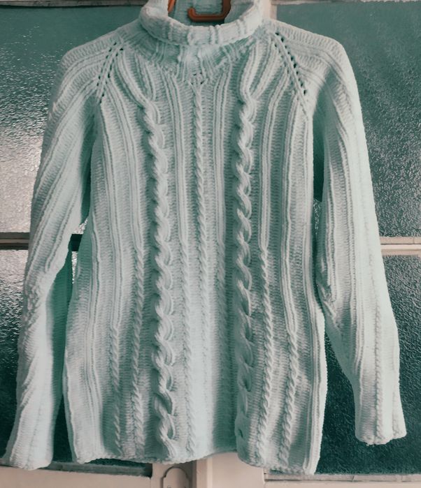 Светр жіночий ручної в'язки