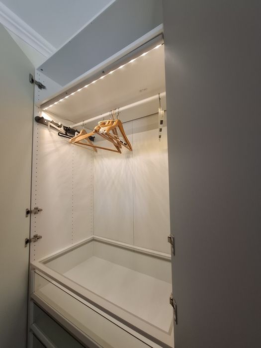 Roupeiro Ikea iluminado