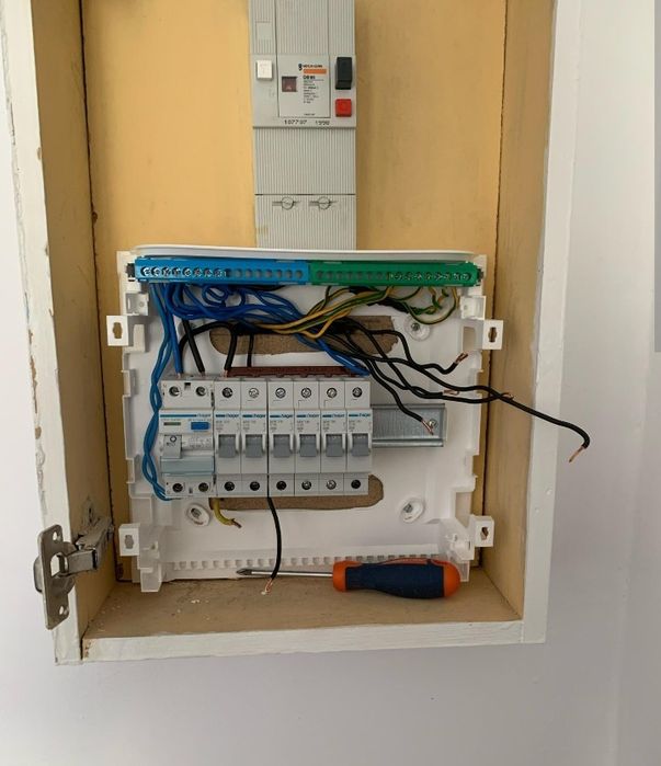 Técnico de Eletricidade e Telecomunicações